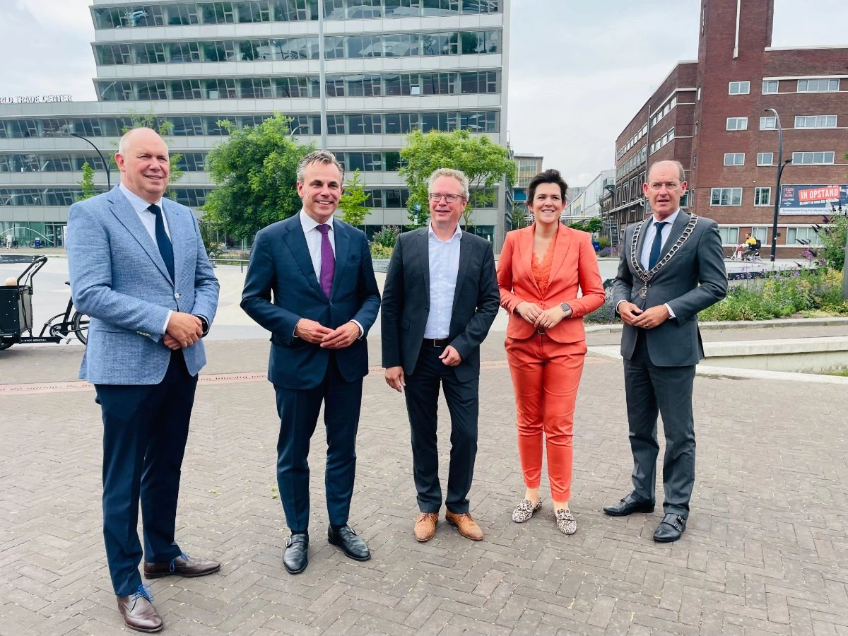 Mininster Harbers op bezoek in Hart van zuid