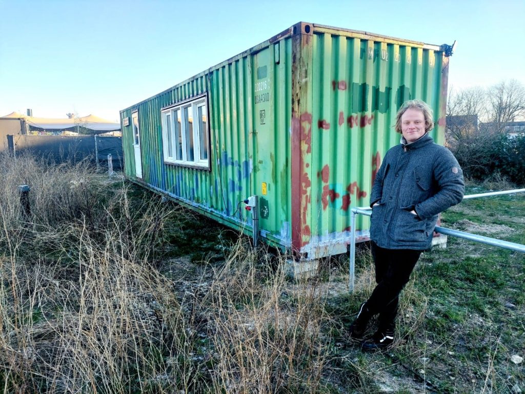 Evert Vierhout bij zijn duurzame containermoestuin. Foto: Jadrike Boels