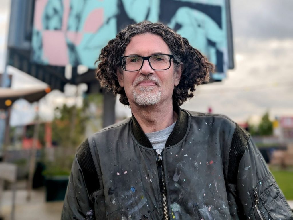 Kunstenaar Rutger Termohlen bij de billboards bij Oogst